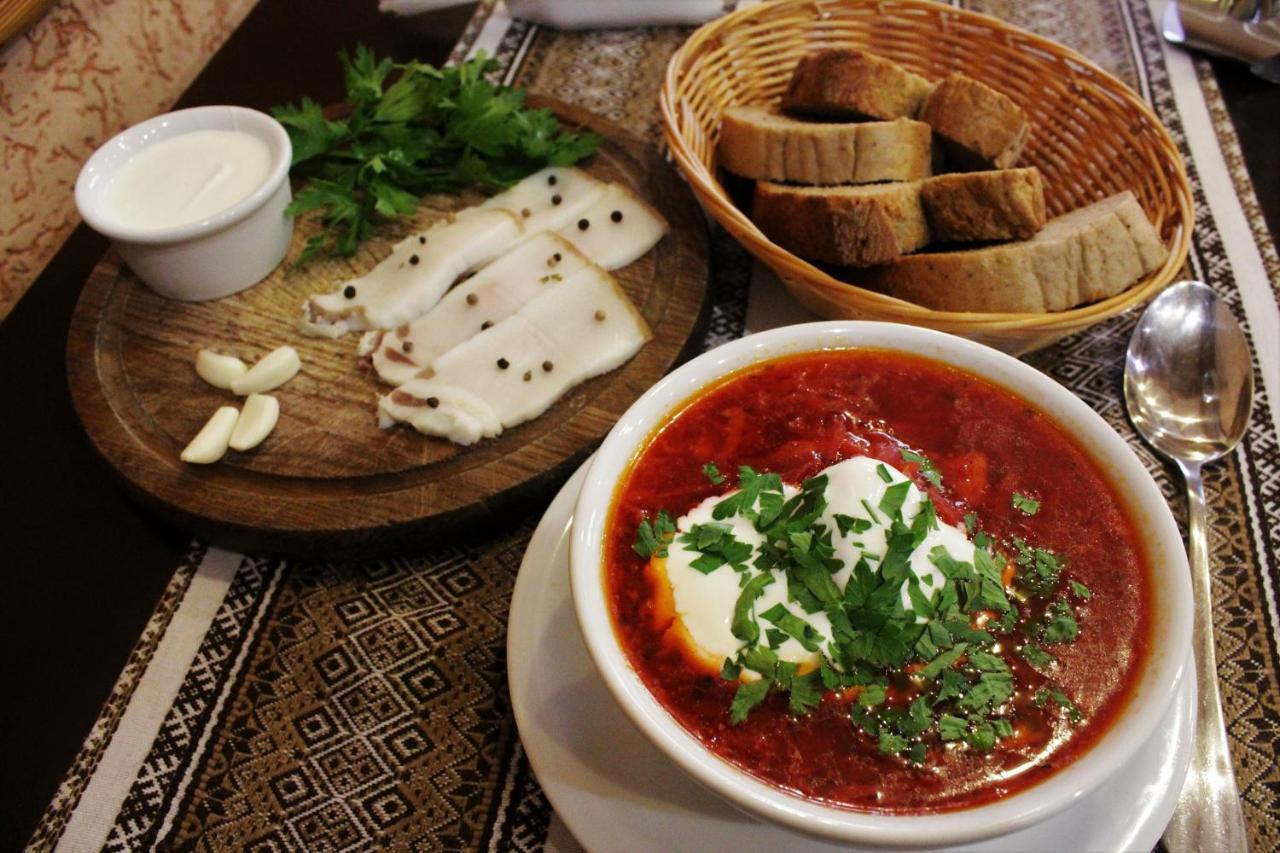 "Lian" Family Hotel & Restaurant Volosyanka  Buitenkant foto